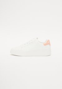 Sneaker bianca con superficie testurizzata, design con lacci e accento rosa sul tallone. Presenta una suola rialzata e piattaforma. Stile pulito e minimalista.