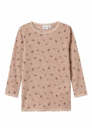 Camicia lunga rosa chiaro con un motivo floreale, rifinita in pizzo al collo e alle maniche, realizzata in un morbido tessuto texturizzato.