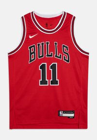 Canotta da basket rossa con la scritta "BULLS" in carattere nero e il numero di gioco "11" sul retro. Realizzata in tessuto traspirante e testurizzato con dettagli bianchi.