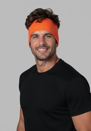 Jasnopomarańczowa opaska na głowę z miękkiego materiału, noszona na głowie. Ma prosty wzór bez widocznych wzorów, z logo.