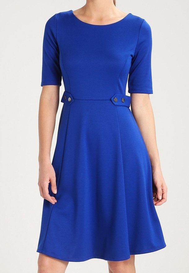 Robe A ligne bleu en tissu lisse, dotée de manches courtes, d'un col rond, et de deux accents de boutons à la taille.