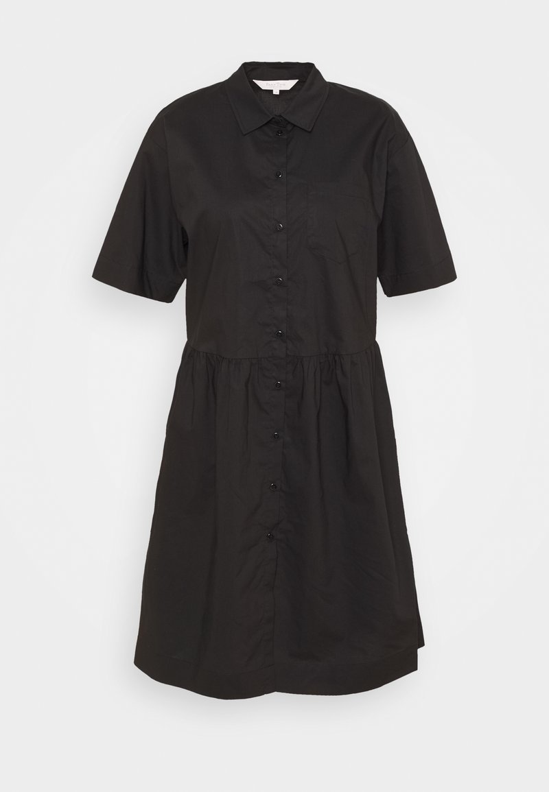 Robe noire à manches courtes avec boutons sur le devant, col et taille froncée, présentée sur un fond clair uni.