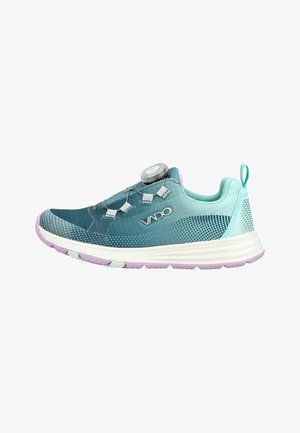 Sportowy sneaker w kolorze morskim i fioletowym z białą podeszwą, systemem zaciągania na pokrętło, pętelką ułatwiającą zakładanie na pięcie oraz nazwą marki "VADO" na boku.