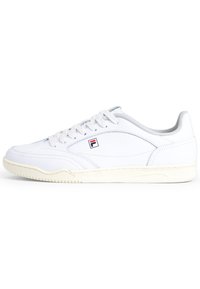 Weiße Ledersneaker mit einem Low-Top-Design, runder Zehenpartie, strukturiertem Außensohle und grauen Akzenten; Logo auf der Seite in der Nähe der Schnürsenkel.