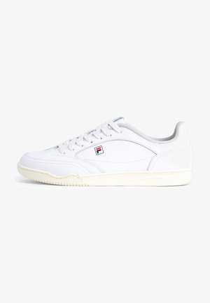 Sneakers bianchi in pelle con design low-top, punta rotonda, suola testurizzata e dettagli grigi; logo sul lato vicino ai lacci.