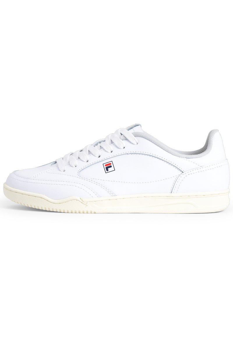 Weiße Ledersneaker mit einem Low-Top-Design, runder Zehenpartie, strukturiertem Außensohle und grauen Akzenten; Logo auf der Seite in der Nähe der Schnürsenkel.