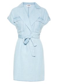 Ljusblå kortärmad skjortklänning med slagkrage, knappade bröstfickor med klaff och ett matchande midjebälte.