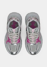 Ζευγάρι ασημί και ροζ chunky sneakers με πλέγμα στα πάνελ, χοντρές σόλες και λογότυπα στα κορδόνια και τα πέλματα, ορατά από πάνω.
