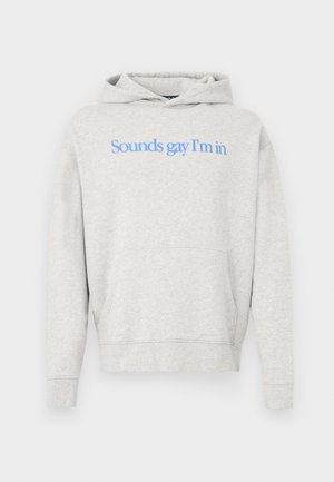 Jasnoszara bluza z kapturem z przednią kieszenią i niebieskim napisem "Sounds gay I'm in" na środku klatki piersiowej.