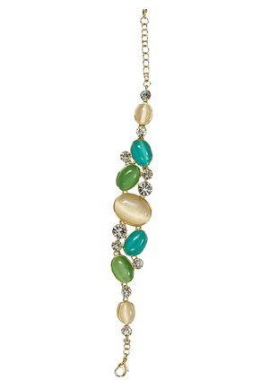 Pulsera de oro con piedras ovaladas alternadas verdes, azul verdoso y crema, decorada con pequeños brillantes transparentes y un cierre de cadena.