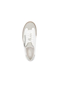 Baskets en cuir blanc avec des accents gris, bout rond et fermeture éclair sur le côté. Présente une surface texturée et une semelle en caoutchouc marron.