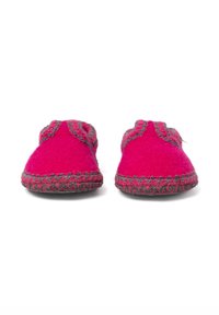 Pantofole in feltro rosa con cuciture decorative grigie, presentano una punta arrotondata e una texture morbida. La tomaia ha un design curvo sottile.