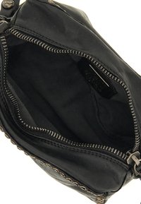 Interno di una borsa in pelle nera; presenta chiusura con cerniera, fodera in tessuto strutturato e dettagli decorativi in metallo.