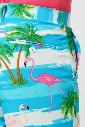 Muške šortse s živopisnim tropskim uzorkom s ružičastim flamingovima i palmama na plavoj pozadini. Lagani pamučni materijal.