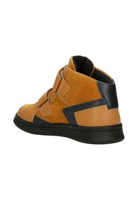 Scarpa alta in morbido suede marrone con dettagli neri e suola in gomma, dotata di due cinturini regolabili e colletto imbottito per il comfort.
