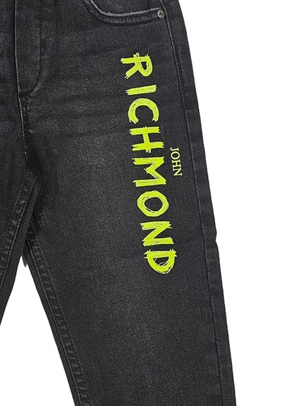Zwarte denim jeans met een slim fit, met opvallende groene graffiti-achtige tekst "JOHN RICHMOND" op de linkerdij.