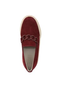 Scarpa slip-on rossa in suede con un accento a catena, caratterizzata da una suola in gomma color crema e una soletta testurizzata. Finitura liscia, forma arrotondata, design informale.