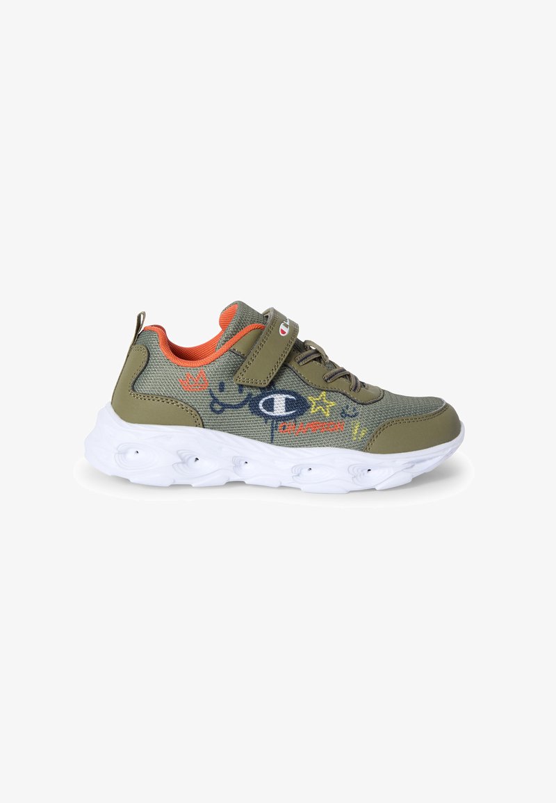 Le scarpe da ginnastica verdi presentano un upper in rete con accenti arancioni, un logo prominente e una spessa suola in gomma bianca con dettagli testurizzati.