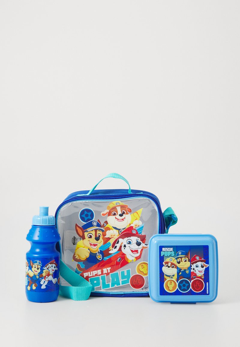Conjunto de lancheira azul com uma bolsa isolante estampada com personagens, garrafa de água azul e um recipiente quadrado com desenhos de cartoon e cores vivas.