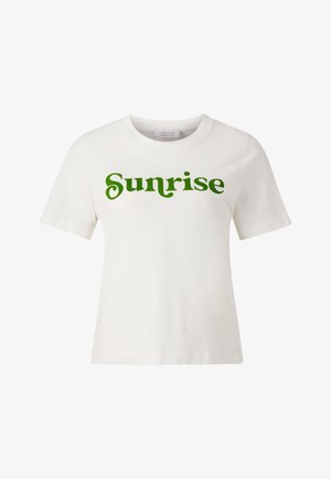 Biały bawełniany t-shirt z krótkimi rękawami, na którym znajduje się zielony napis „Sunrise” w pogrubionej, zabawnej czcionce. Okrągły dekolt, luźny krój.