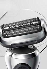 Rasoir électrique au design argent métallique et noir, doté d'une tête à double feuille avec de fines perforations et d'une base avec une texture antidérapante.