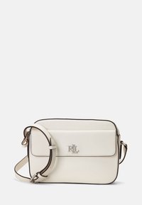 Vit läder crossbody-väska med justerbar rem, silverfärgad hårdvara och en framficka med präglad logotyp och kontrasterande kant.