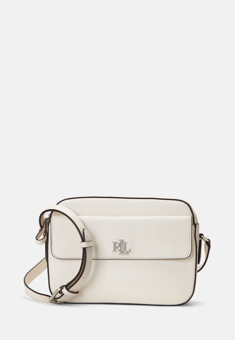 Vit läder crossbody-väska med justerbar rem, silverfärgad hårdvara och en framficka med präglad logotyp och kontrasterande kant.