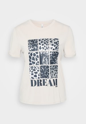 Tricou din bumbac de culoare crem, cu mâneci scurte, având un grafic cu nouă pătrate imprimeu leopard și cuvântul "DREAM" scris cu litere negre îngroșate.