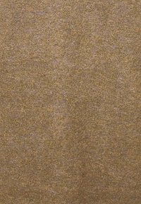Tessuto a maglia nelle tonalità di marrone con una superficie fine e texturizzata. Include sottili variazioni di colore, creando un aspetto caldo e morbido.