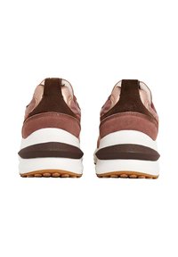 Sneaker marroni e rosa con una combinazione di texture lisce e scamosciate, una suola intermedia bianca e suole in gomma con distinti modelli di trazione.