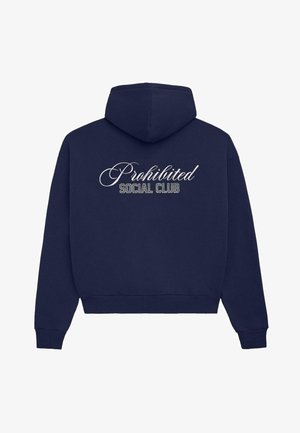 Navy blue huppari, jossa on kiristysnauha hupussa ja ribbaus hihansuissa. Teksti "Prohibited SOCIAL CLUB" valkoisella ja hopeisella brodeerauksella takana.