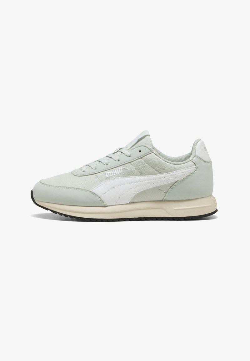 Baskets Puma gris clair et blanches avec laçage à l'avant, semelle rembourrée et bande latérale avec logo, vues de côté extérieur.
