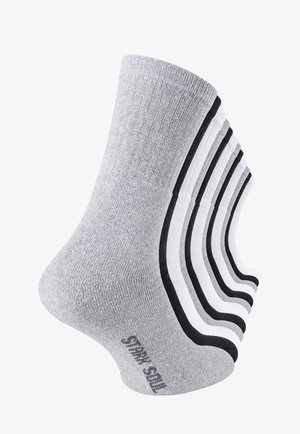 Graue und weiße Socken in verschiedenen Schattierungen; Baumwollmischung mit gerippter Textur. Jedes Paar hat kontrastierende Streifen an Ferse und Zehen.