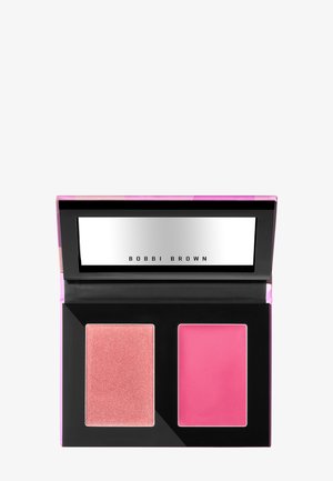 Pieni meikkipaletti, jossa on vaaleanpunainen hohtava puuteri ja kirkkaan matta vaaleanpunainen voidemainen sävy. Paletissa on suorakaiteen muotoinen peili, jossa lukee Bobbi Brown.
