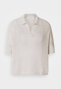Lys beige strikket polo-sweater med korte ærmer, der har et tekstureret mønster og en klassisk krave. Let og åndbar design.