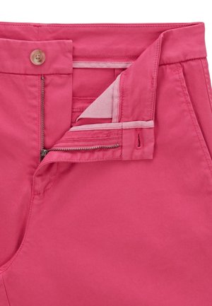 Pantaloni di cotone rosa con chiusura a zip, bottone e dettagli interni a contrasto. Tessuto liscio con vestibilità sartoriale.