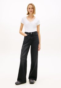 Tommy Jeans SLIM ESSENTIAL - Tricou cu imprimeu - white