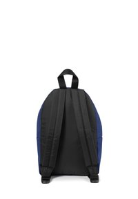 Zaino blu navy visto da dietro, con spallacci neri imbottiti e una maniglia nera sulla parte superiore.