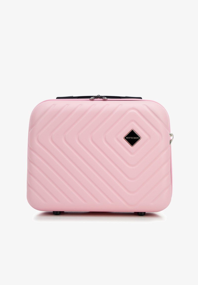 Valigia rigida rosa con motivo a zig-zag, zip nera e logo di marca identificabile. Presenta un manico robusto e ruote.