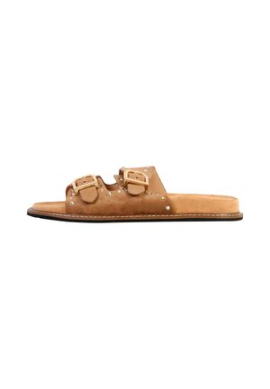 Bruine suède slabbersandaal met twee verstelbare riemen met gespen en kleine decoratieve studs op de buitenzool en het voetbed.