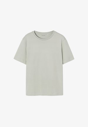 Světle šedé tričko s krátkým rukávem a kulatým výstřihem, vyrobené z měkké látky. Má jednoduchý design bez vzorů nebo akcentů.