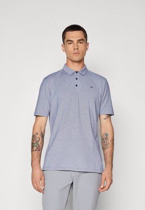 Koszulka polo z krótkim rękawem w jasnoniebieskim kolorze, z kołnierzykiem, zapięciem na trzy guziki oraz małym logo na klatce piersiowej.