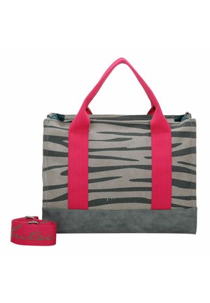 Bolso de lona con un estampado de cebra gris, asas rosas y una correa rosa desmontable. Cuenta con un fondo gris sólido y cierre de cremallera.