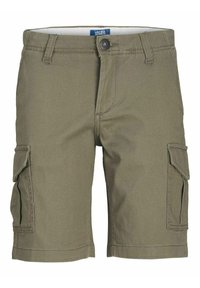 Pantaloni cargo verde oliva realizzati in tessuto resistente, con quattro tasche, chiusura a bottone e passanti per cintura. Lunghezza corta con orli cuciti.