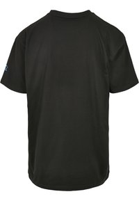 Fekete pamut póló, rövid ujjú, klasszikus környakú, varrás nélküli hátrésszel, az első bal ujján egy kis kék logóval.