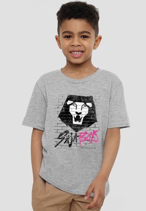 Gray short-sleeve t-shirt featuring a black lion graphic with a pink and black text "Saja Boys" on a brick wall design.