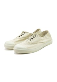 Vászon slip-on cipők tört fehér színben, texturált gumitalppal, lekerekített orral és öt díszes fűzőlyukkal a felső részen.