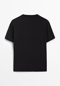 Schwarzes kurzärmeliges T-Shirt mit Rundhalsausschnitt, von hinten auf weißem Hintergrund gezeigt.