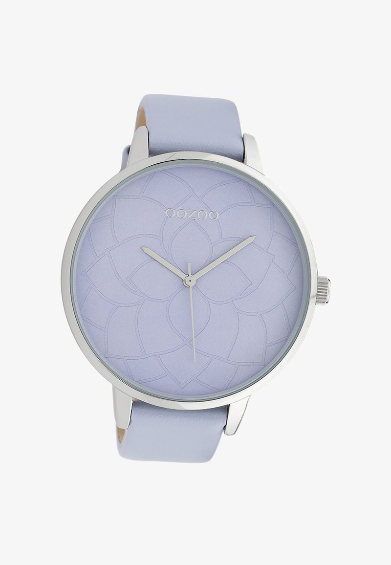 Montre Oozoo avec un boîtier rond en argent, un cadran texturé violet clair affichant un motif floral, et un bracelet en cuir violet clair.