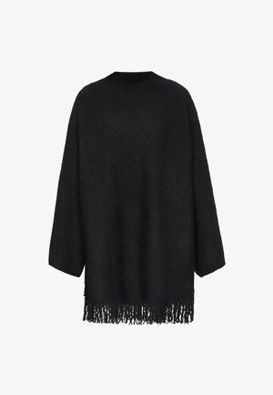 Černý oversized svetr s kulatým výstřihem, texturovanou pleteninou a třásněmi na spodním kraji. Má rukávy o délce tři čtvrtě.